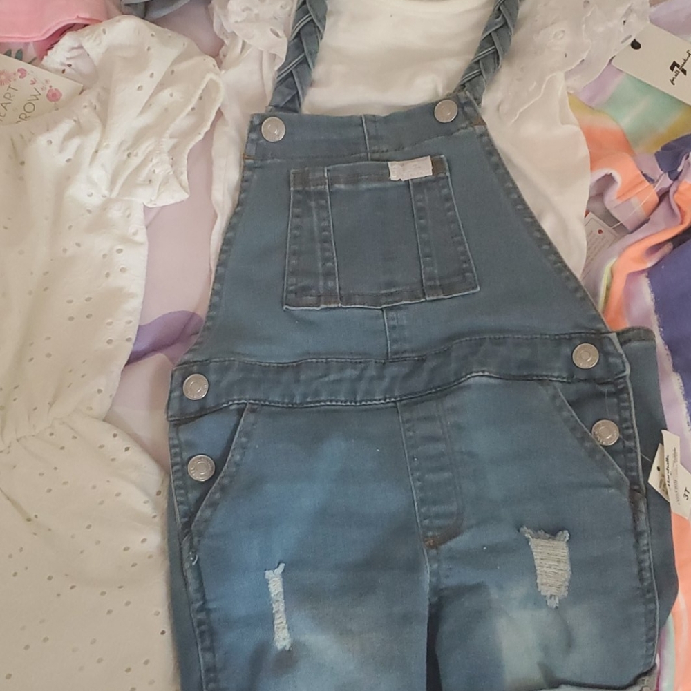 Clothes - Picture 3 of 7